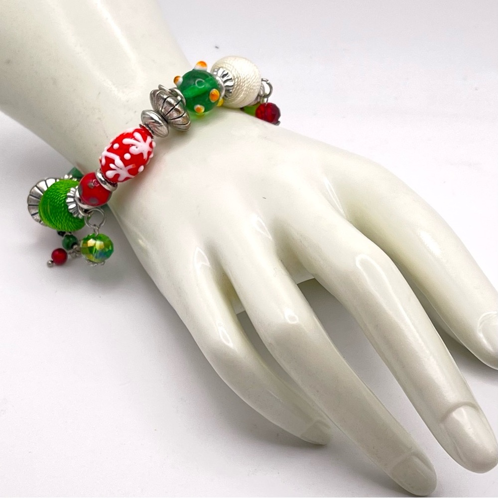 Festive Christmas Art Glass and Thread Bead Stretch Bracelet With Dangles